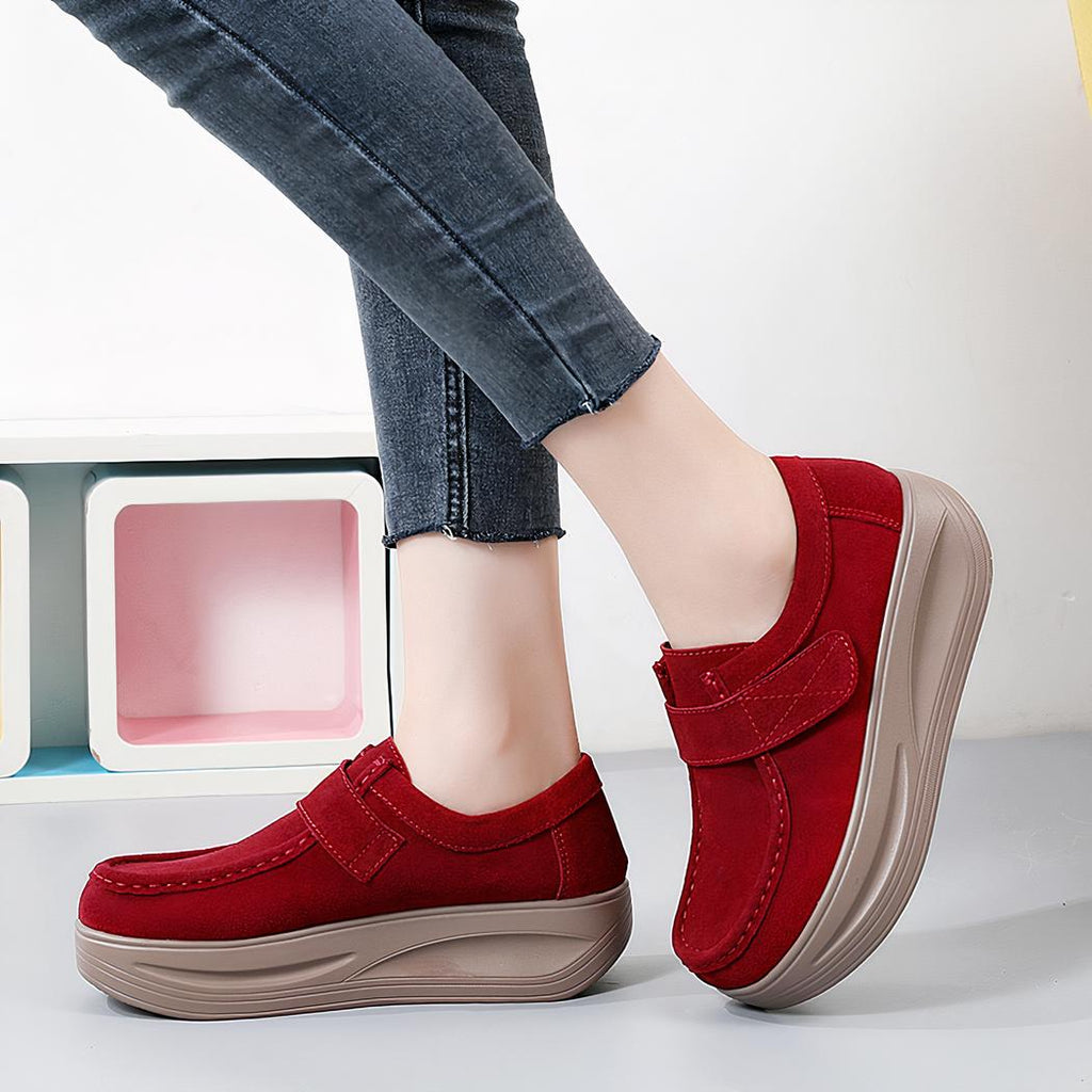Mocassins compensés effet daim avec fermeture velcro pour femme
