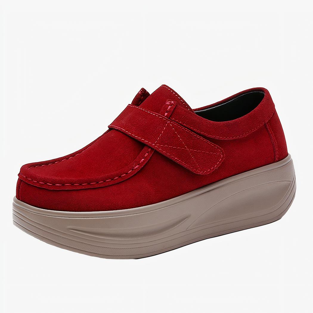 Mocassin effet daim avec fermeture velcro sur le côté de couleur rouge, sur fond blanc
