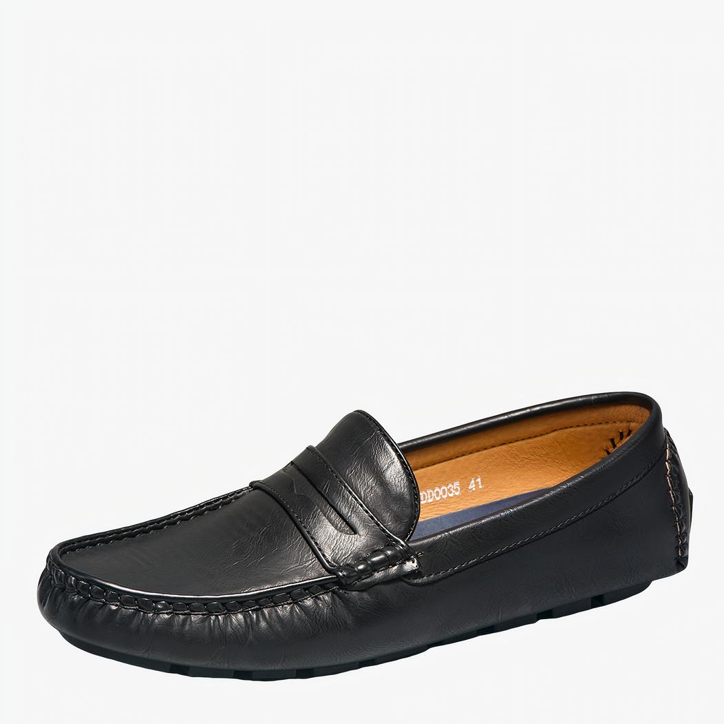 Mocassin noir intérieur marron sur fond blanc
