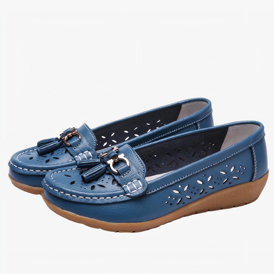 Mocassins bleus ajourés sur fond blanc.