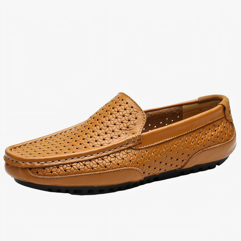 mocassin en cuir marron sur un fond blanc