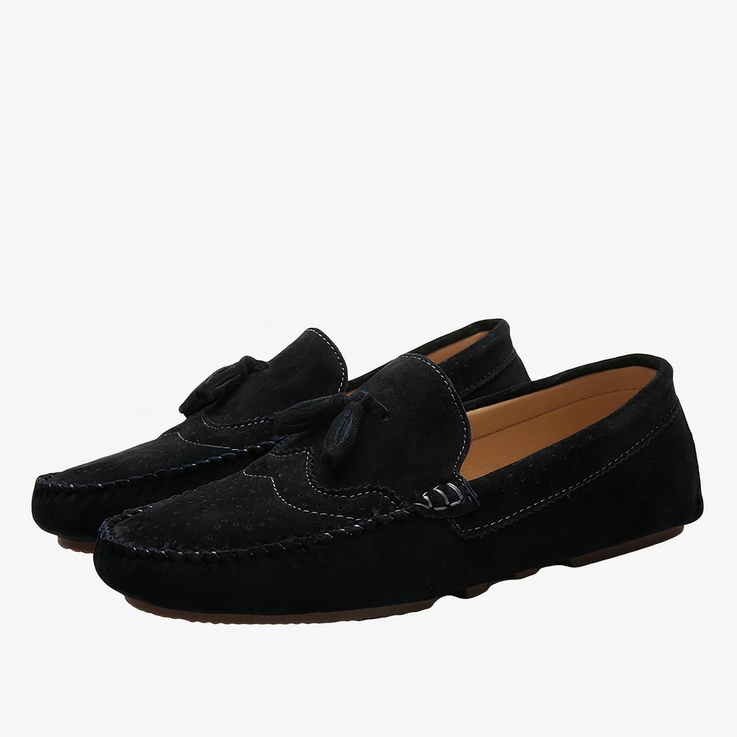 Mocassins d'été en daim noir pour hommes avec un fond blanc