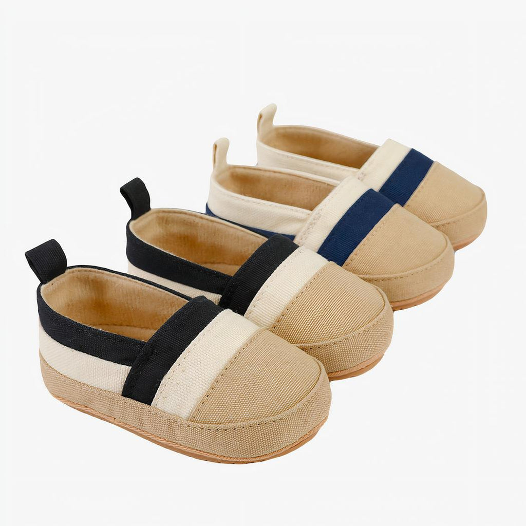 2 paires de mocassins en toile beige posées à plat en diagonale