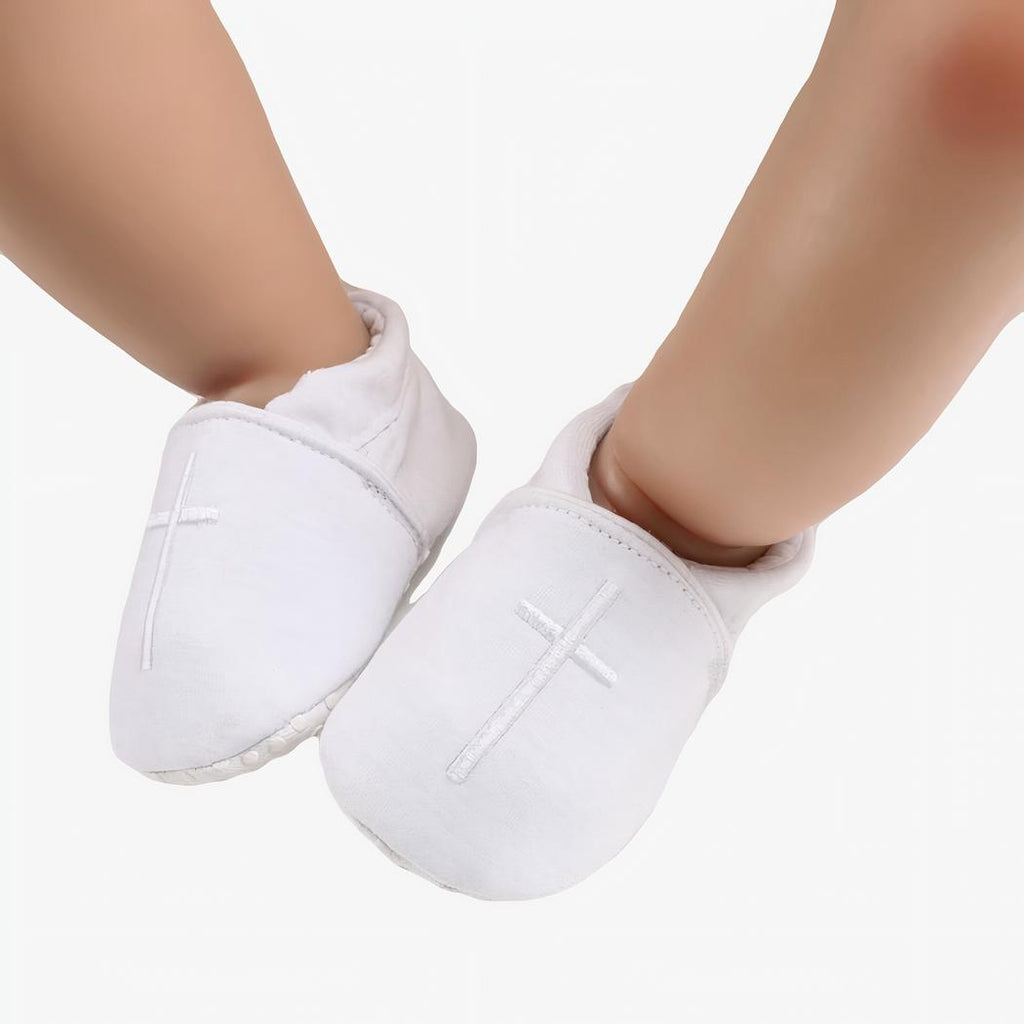 Mocassins pour bébé blancs de baptême en coton avec une croix brodée sur le dessus