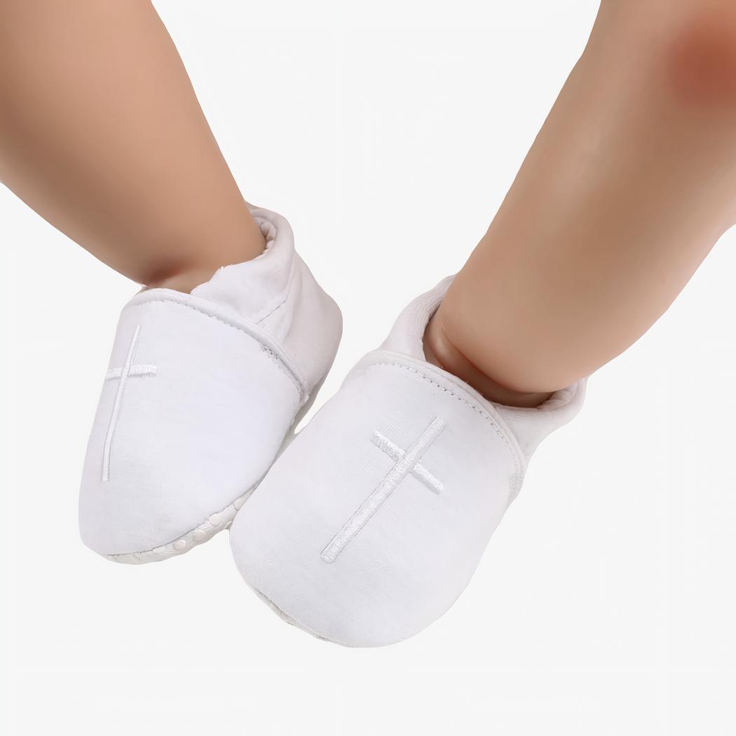 Mocassins pour bébé blancs de baptême en coton avec une croix brodée sur le dessus
