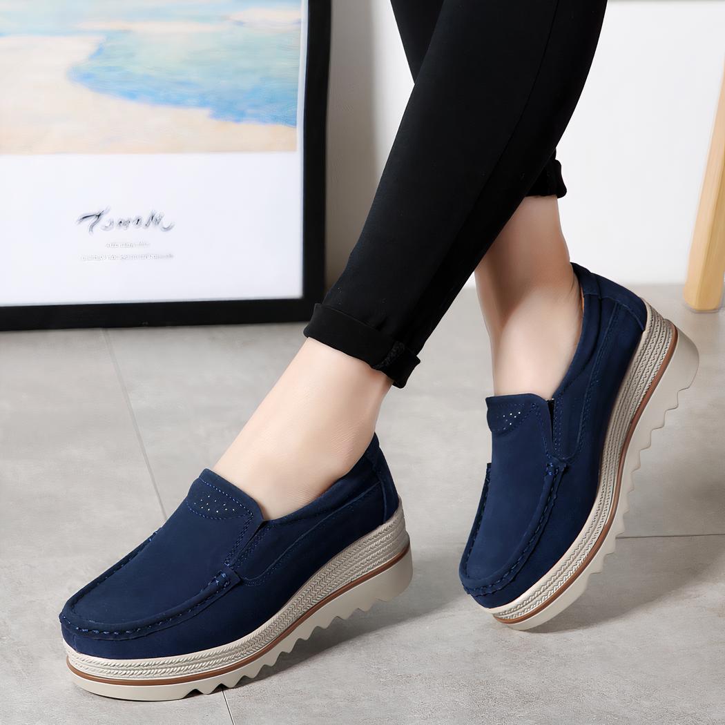 femme qui porte des mocassin compensé en daim bleu
