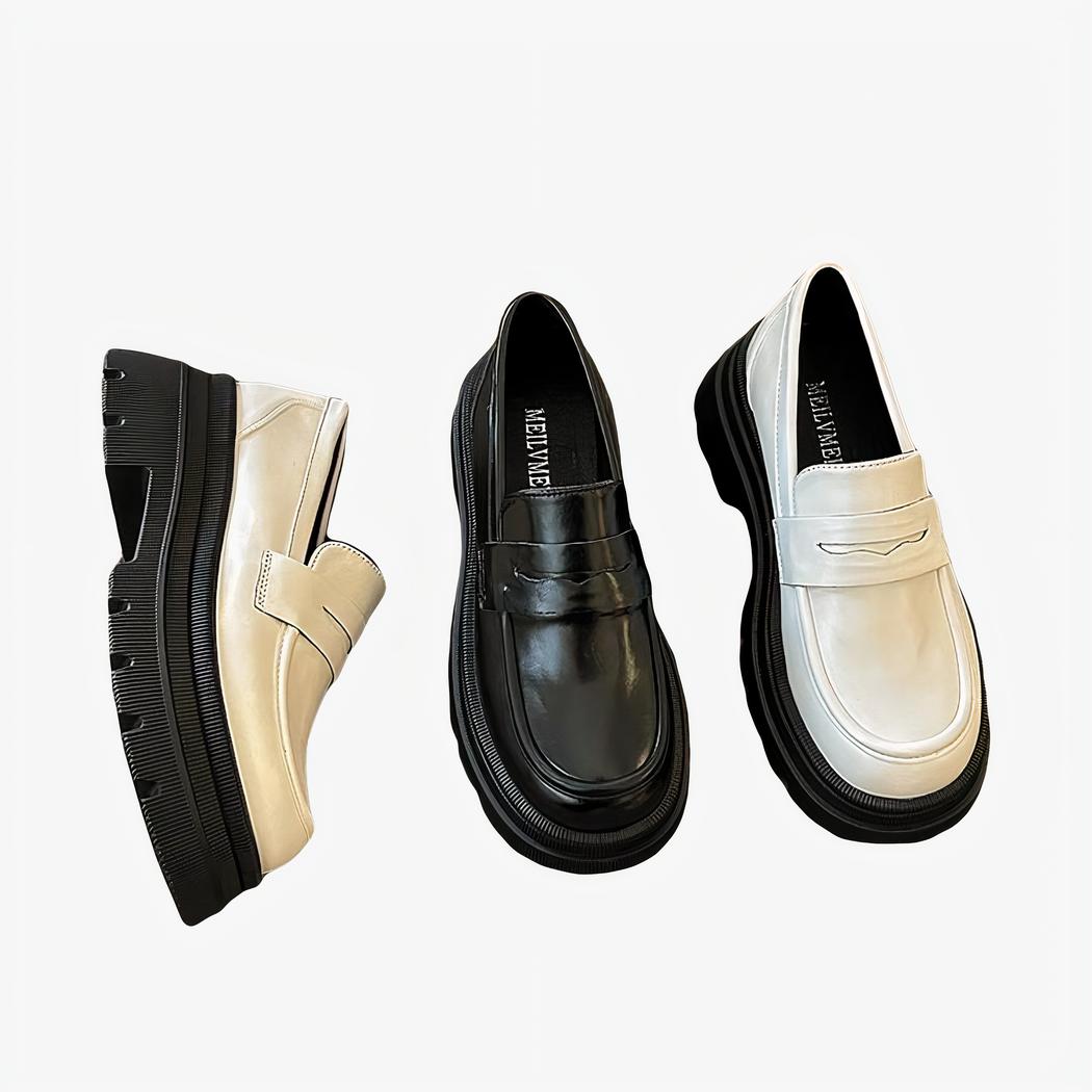 Sur moquette grise 3 mocassins posée blancs et noirs ils brillent