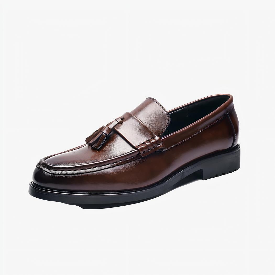 Mocassins marron à gland sur fond blanc