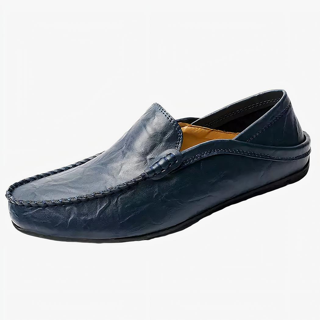 mocassin en cuir pour homme poser sur un fond blanc