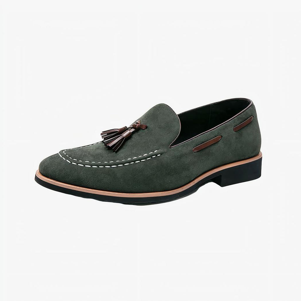 Mocassin en daim vert à gland sur fond blanc