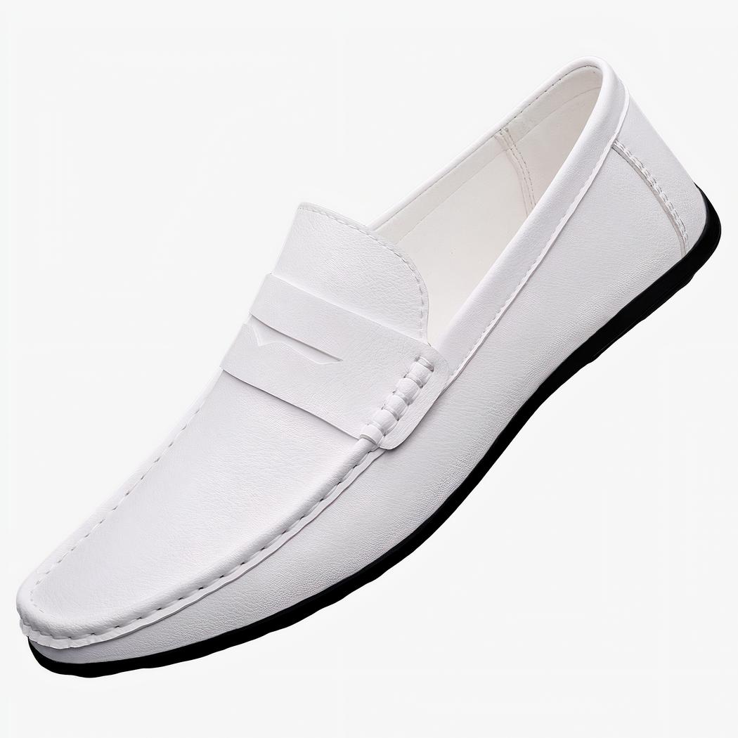 Mocassins décontractés en effet cuir blanc pour hommes avec un fond gris