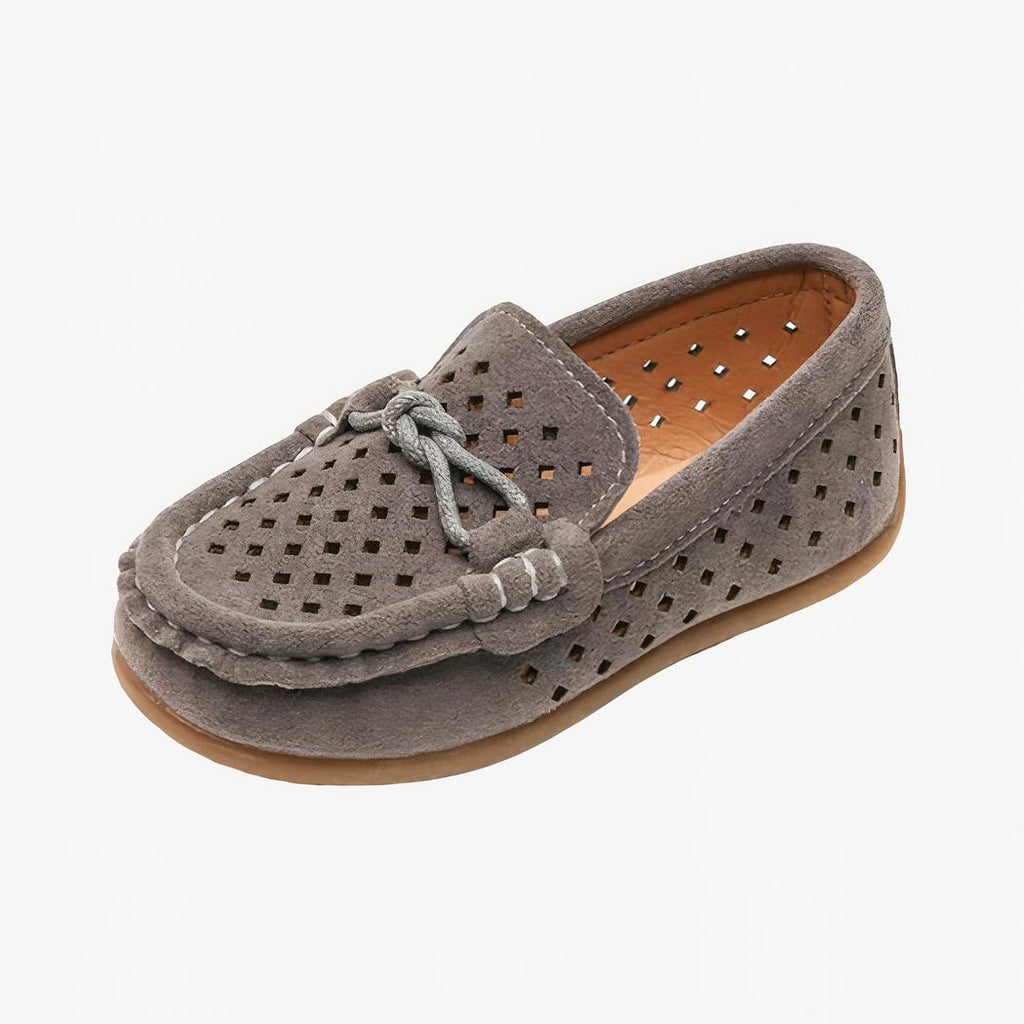Mocassins décontractés respirants en daim pour garçons avec un fond blanc