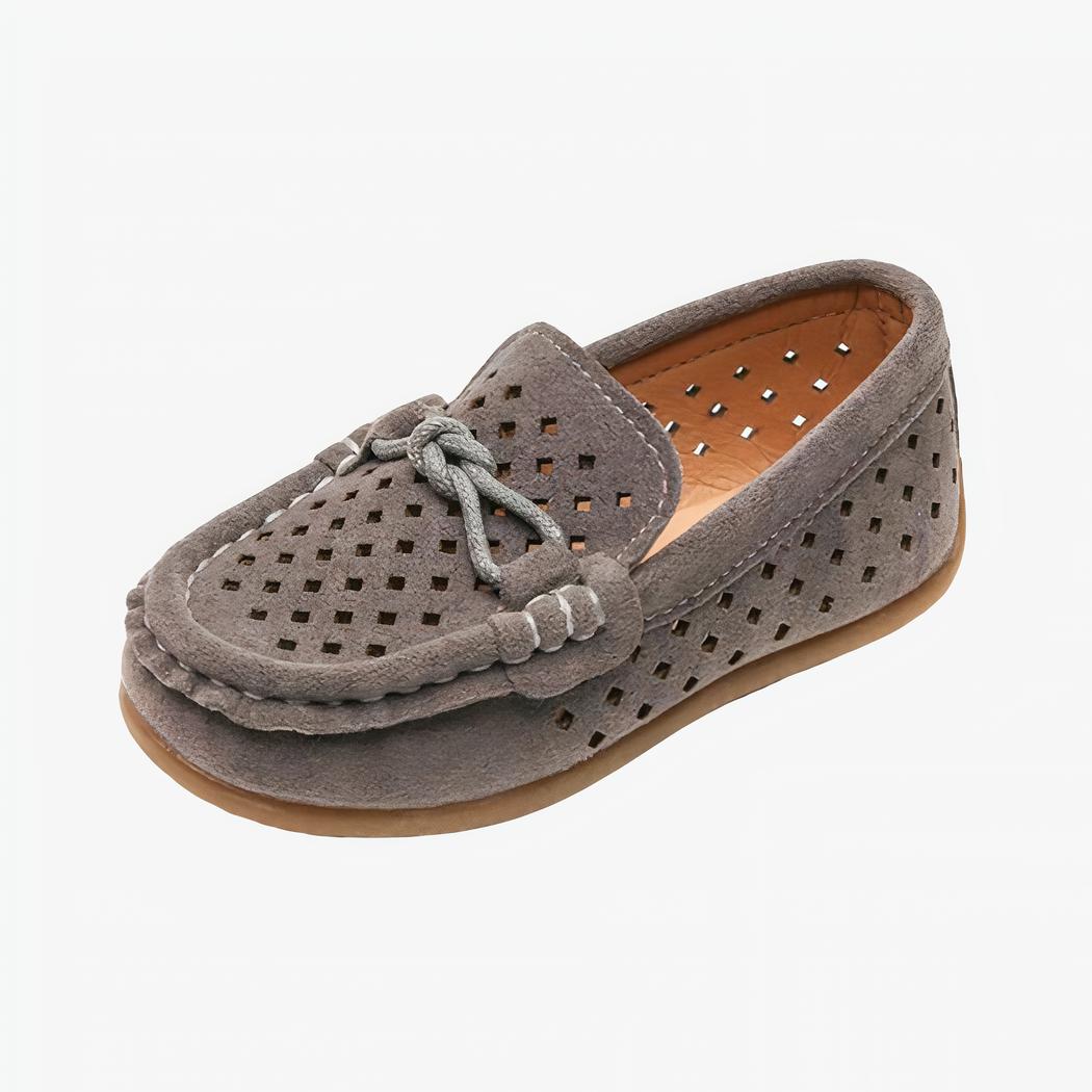 Mocassins décontractés respirants en daim pour garçons avec un fond blanc