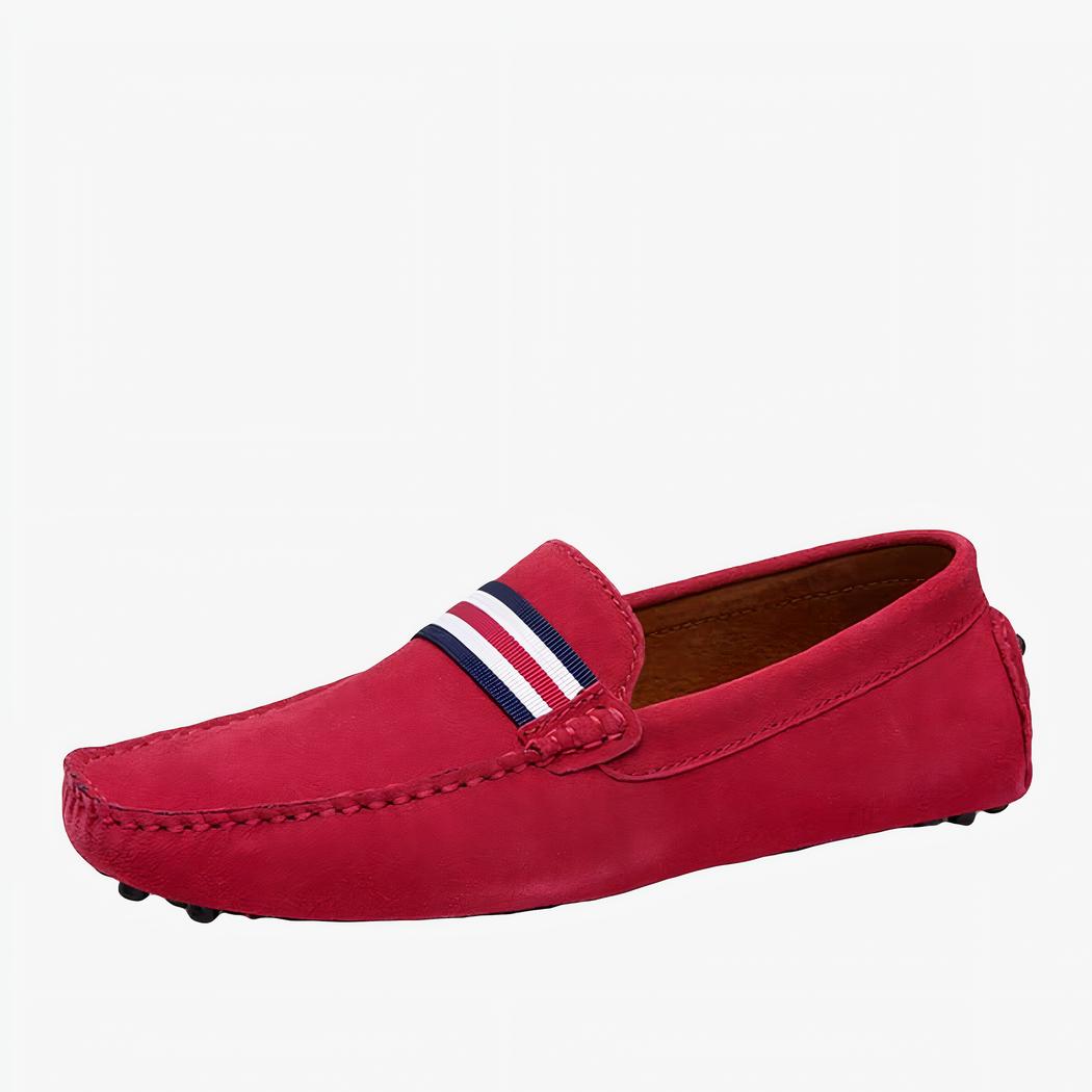 Mocassin rouge avec des rayures bleues, rouges et blanches sur le devant.