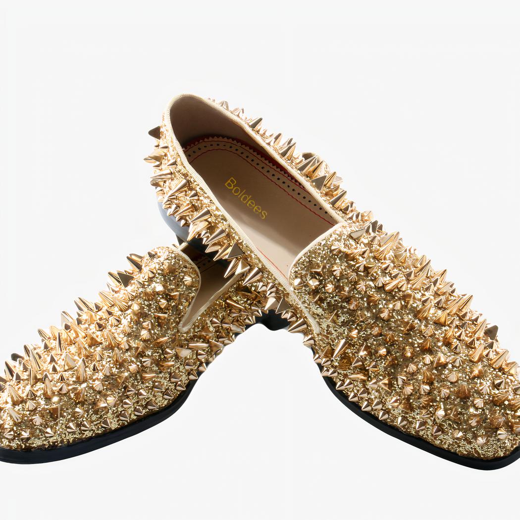 Mocassins pailletés or pour homme très brillant avec du relief photo sur fond blanc