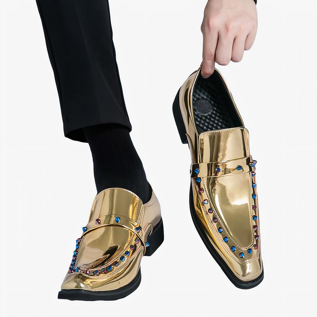 Mocassins dorés au style brogue luxueux pour homme avec un fond blanc