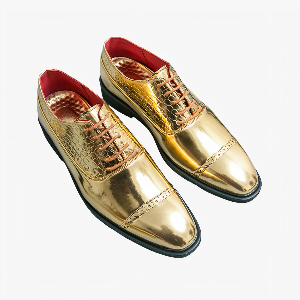Mocassins dorés élégants avec un design serpent pour hommes avec un fond bleu gris