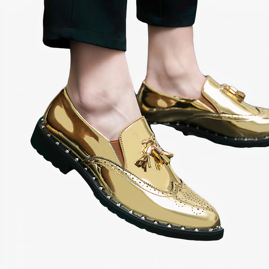 Mocassins dorés élégants pour hommes avec un fond un carrelage noir