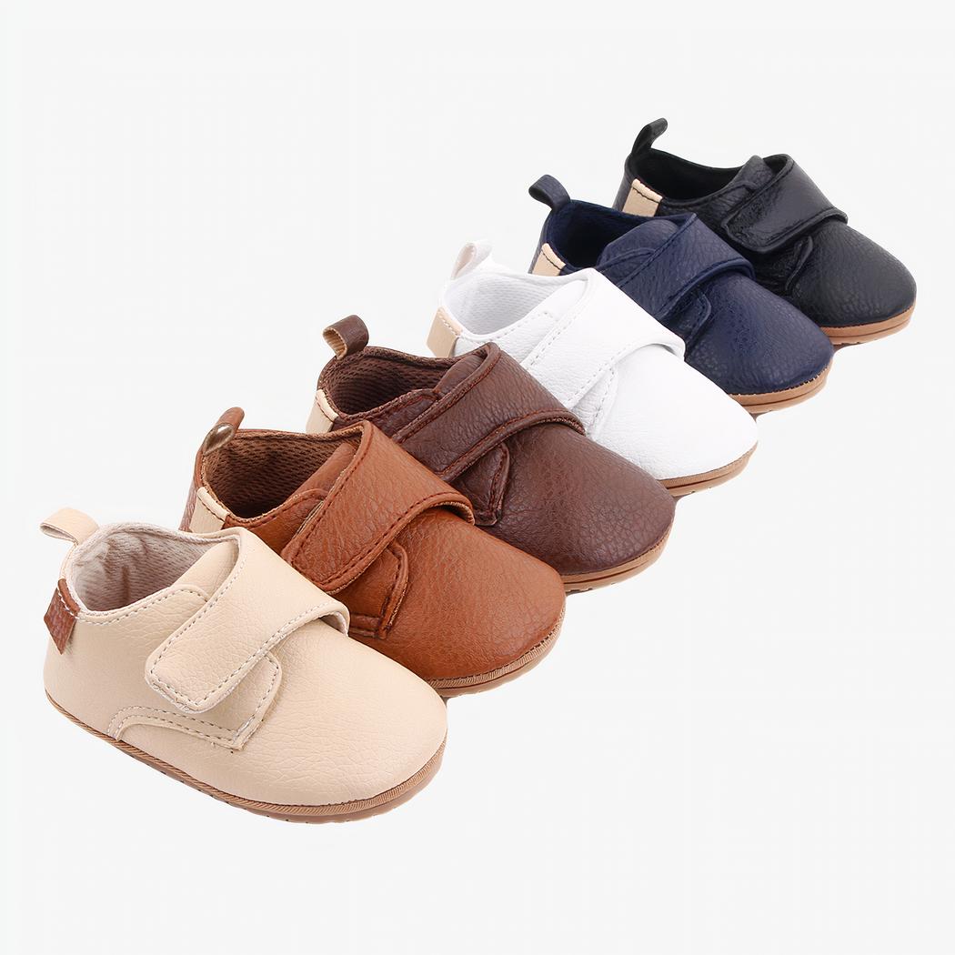 6 mocassins de couleur différentes rangées en diagonale sur un fond blanc