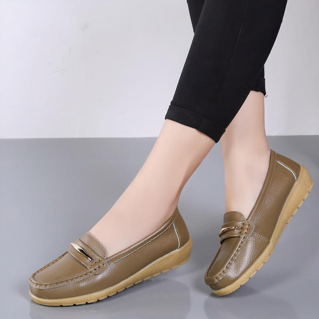 Mocassins effet cuir avec barrette métallique pour femme