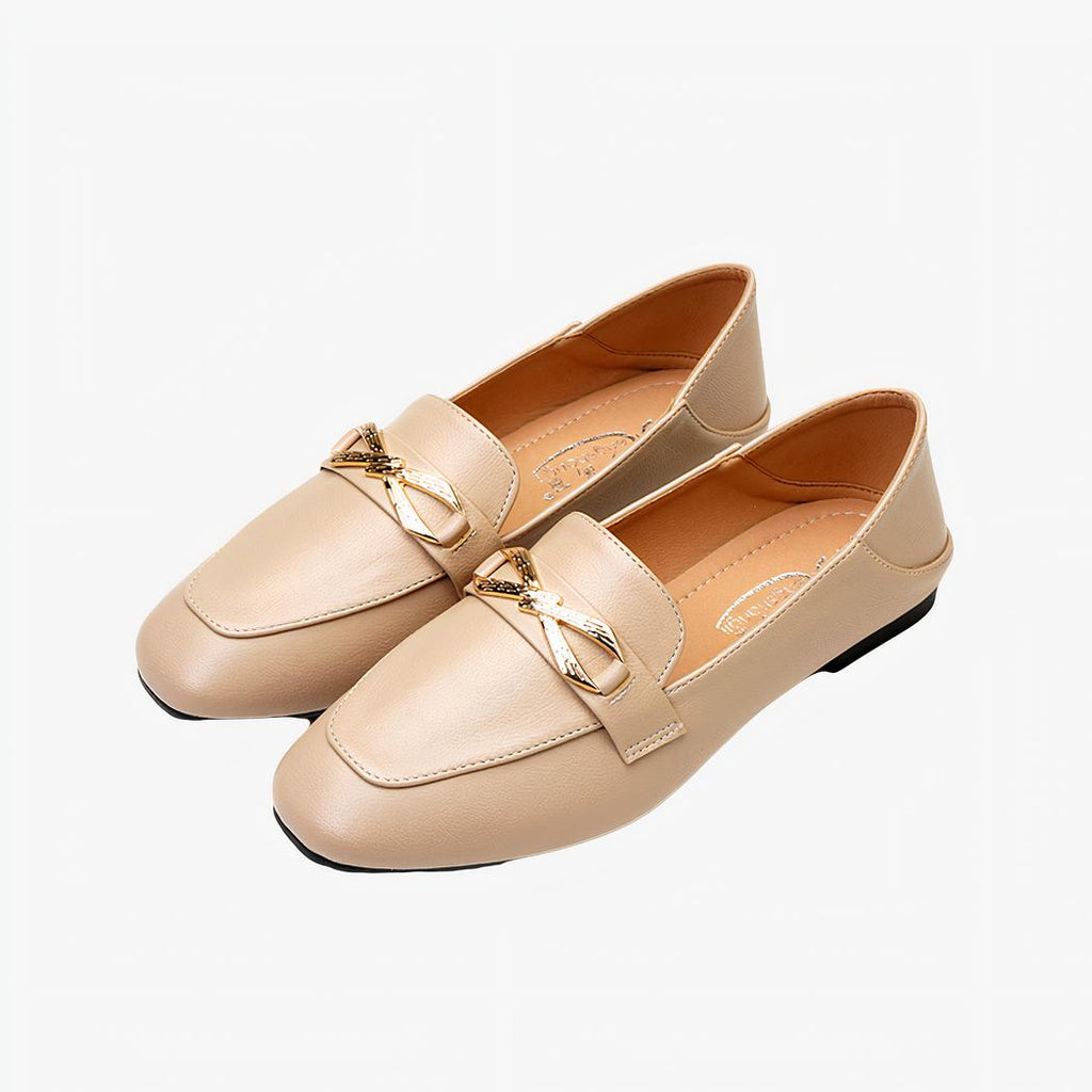 Mocassins élégants en cuir orné d'un nœud de papillon doré pour femme beige avec un fond blanc