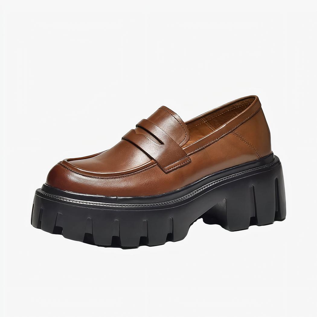 Photo d'un mocassin marron à la semelle noire pour femme sur fond blanc