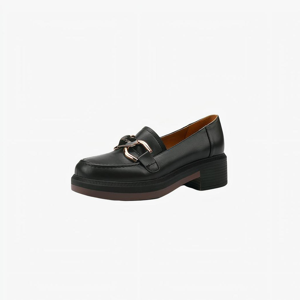 Mocassin noir à semelle épiasse sur fond blanc
