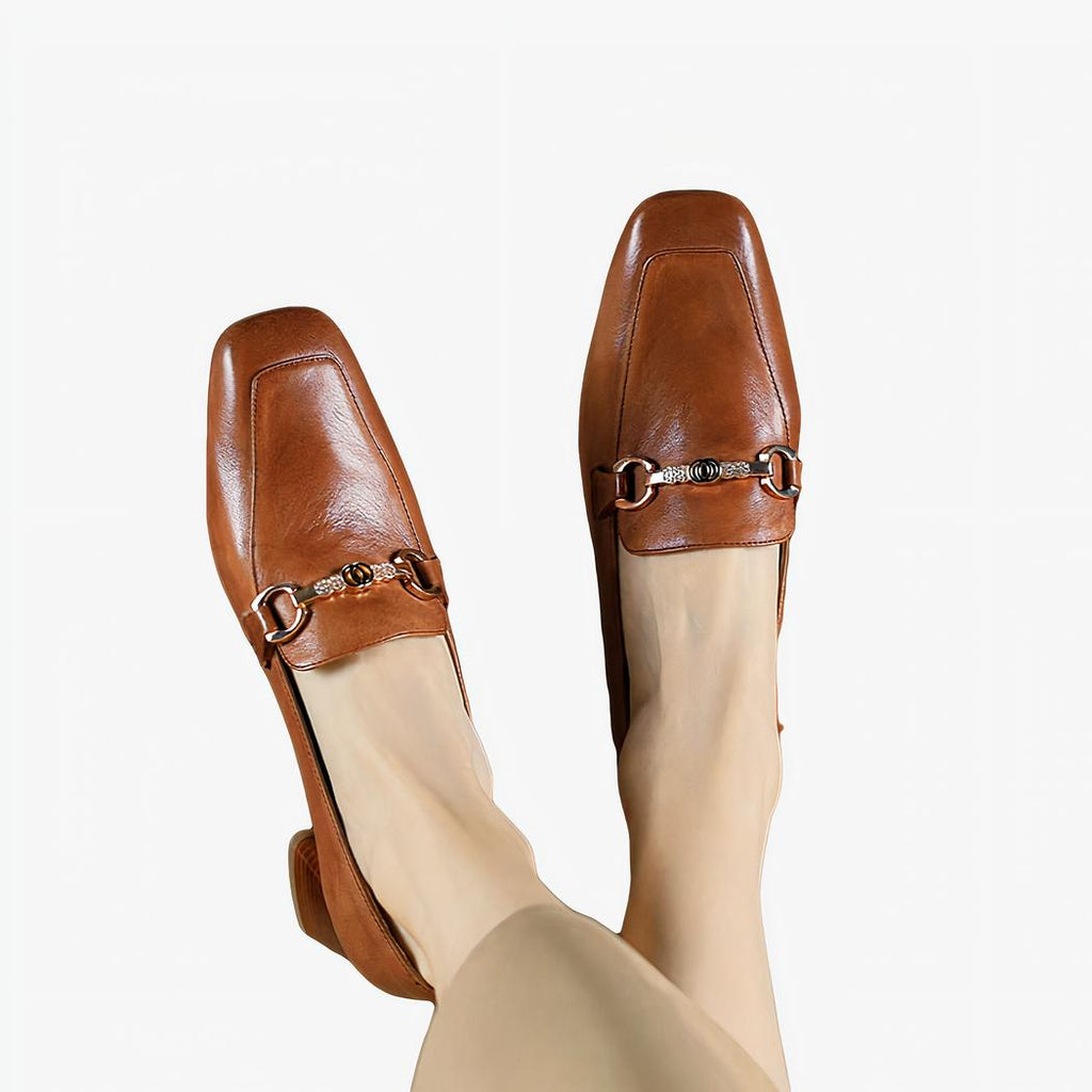 mocassin marron en cuir avec un anneau au dessus porté par une femme