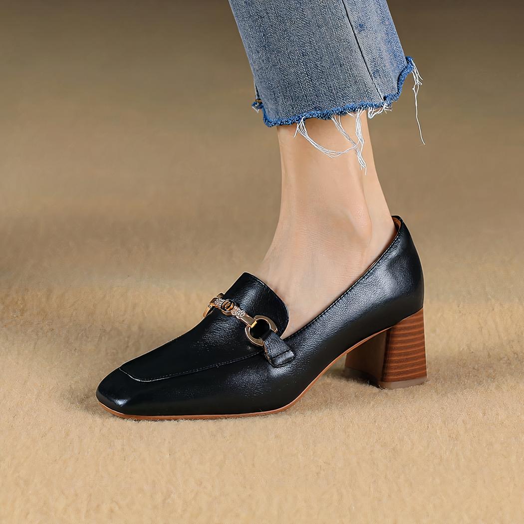 mocassin noir en cuir porté par une femme