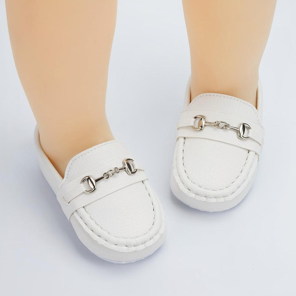 Trois mocassins pour bébé en blanc, marron et noir en cuir grainé avec mors argentés