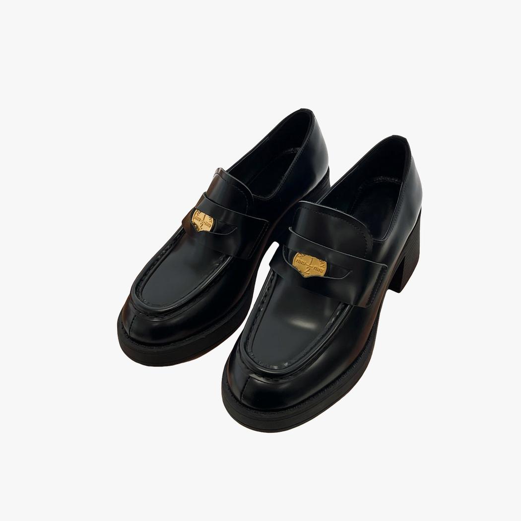 Mocassins noirs sur un boite de chaussure marron