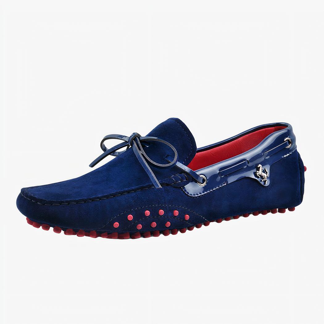 Mocassin bleu avec noeud sur fond blanc.