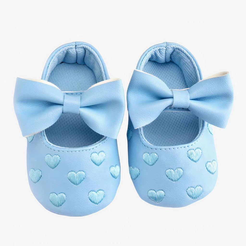 Mocassin pour bébé bleu avec motif cœur et un noeud papillon