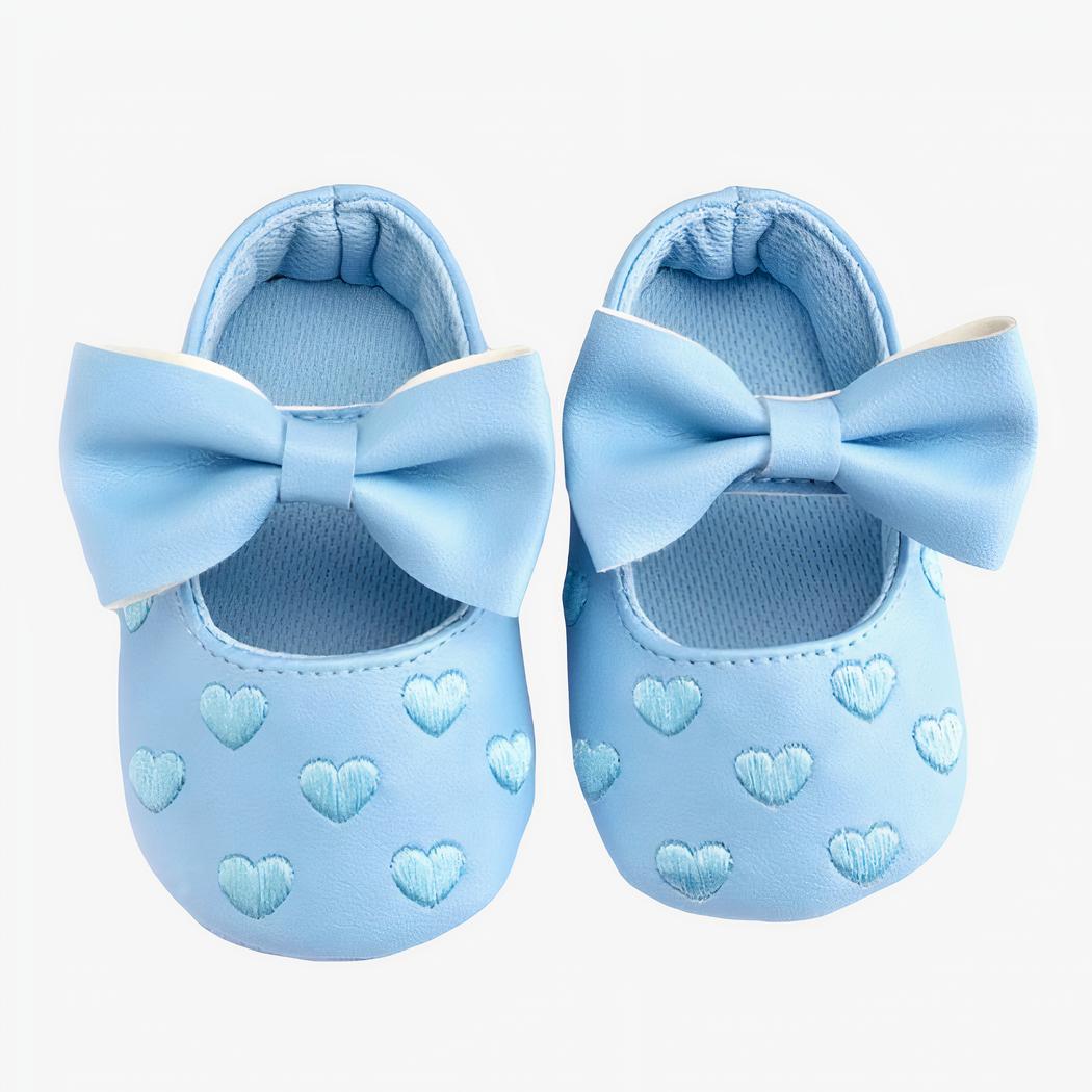 Mocassin pour bébé bleu avec motif cœur et un noeud papillon