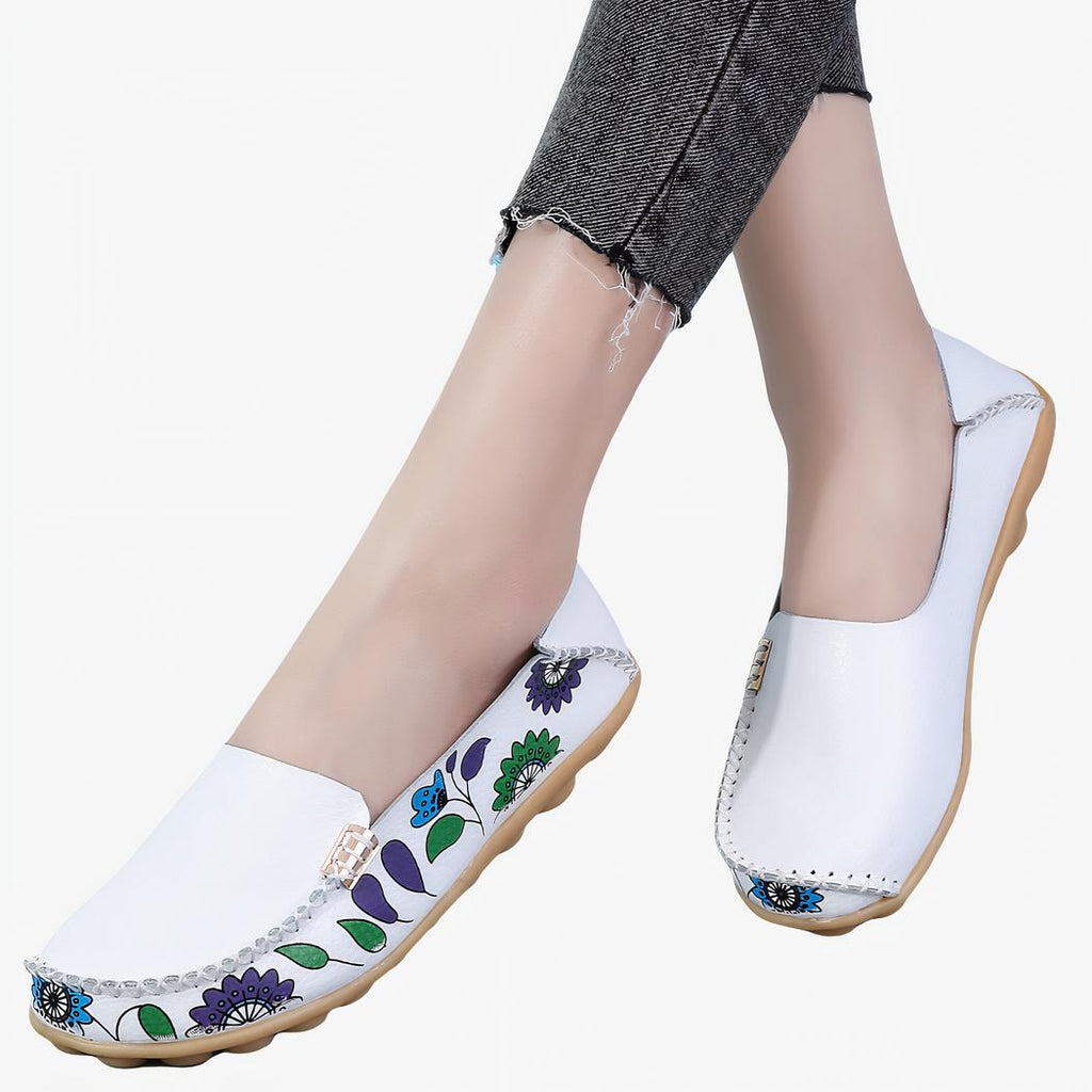 Mocassins en cuir à enfiler à motifs fleuris pour femmes avec un fond gris et bleu