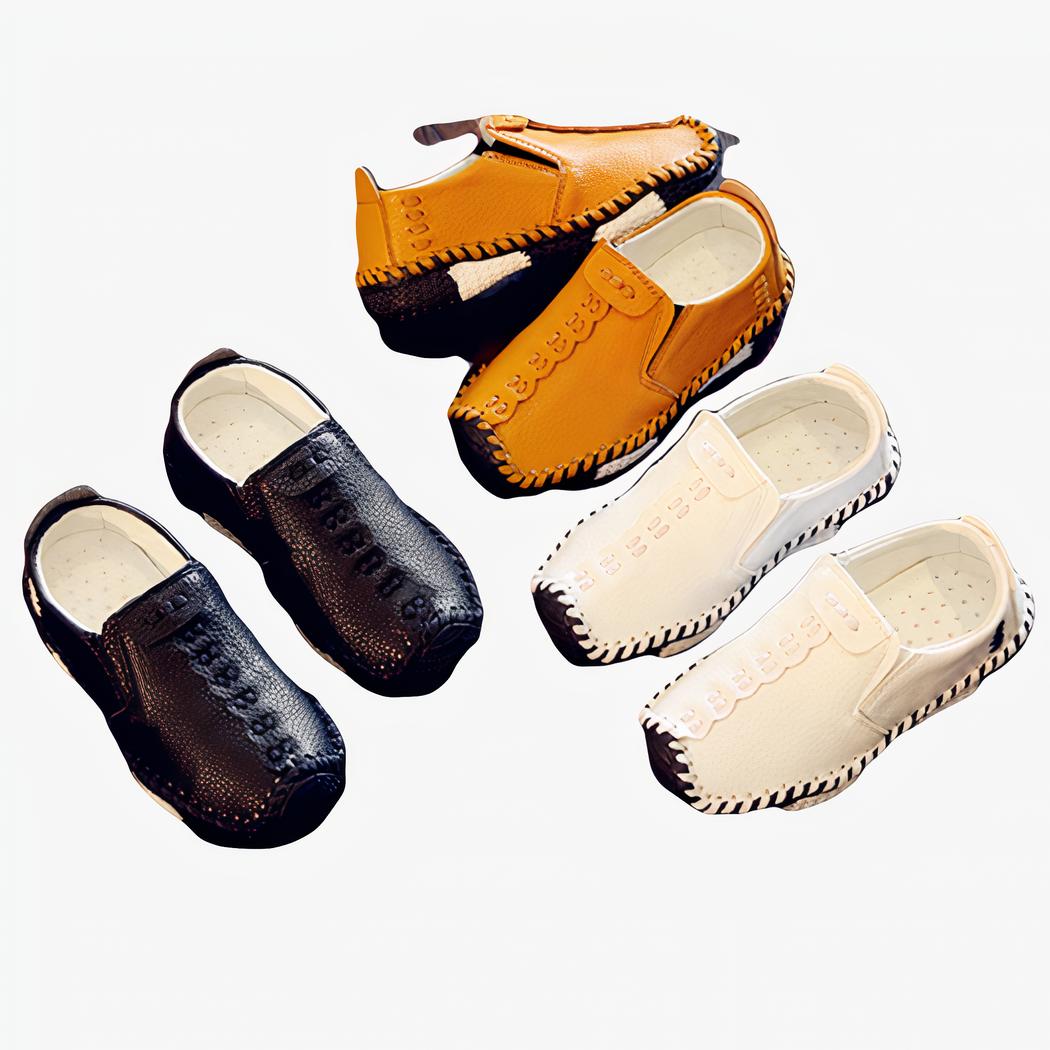 Mocassins en cuir synthétique à semelle souple pour garçons avec un fond une table en bois