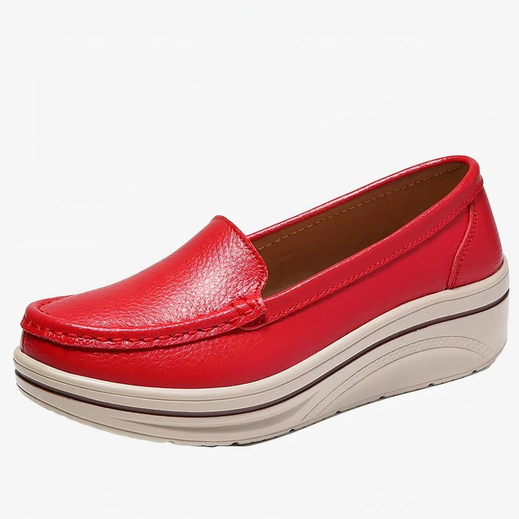 Mocassin en cuir synthétique brillant compensé de couleur rouge, sur fond blanc