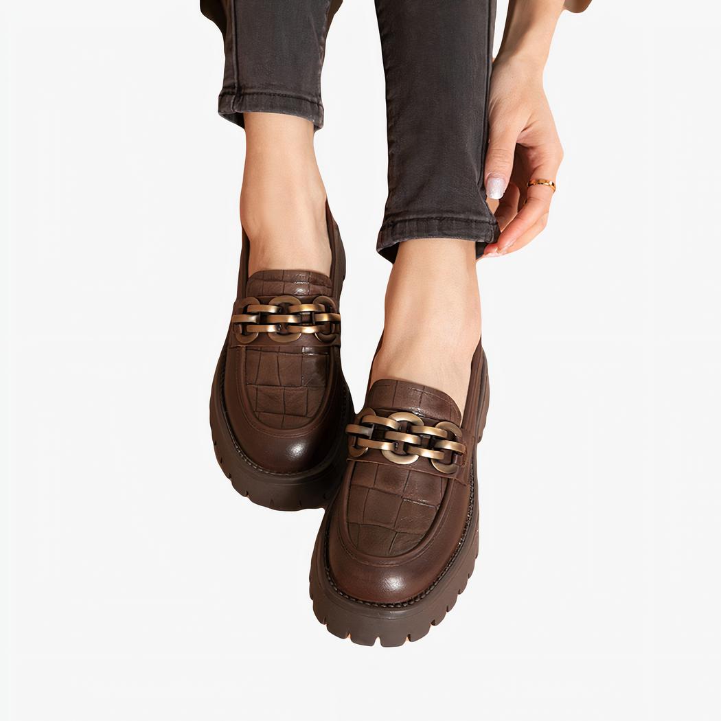 Mocassins en cuir à plateforme avec une chaîne en métal pour femme marron avec un fond orange