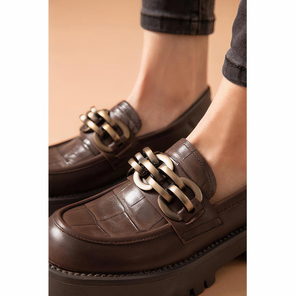 Mocassins en cuir avec une chaîne en métal pour femme