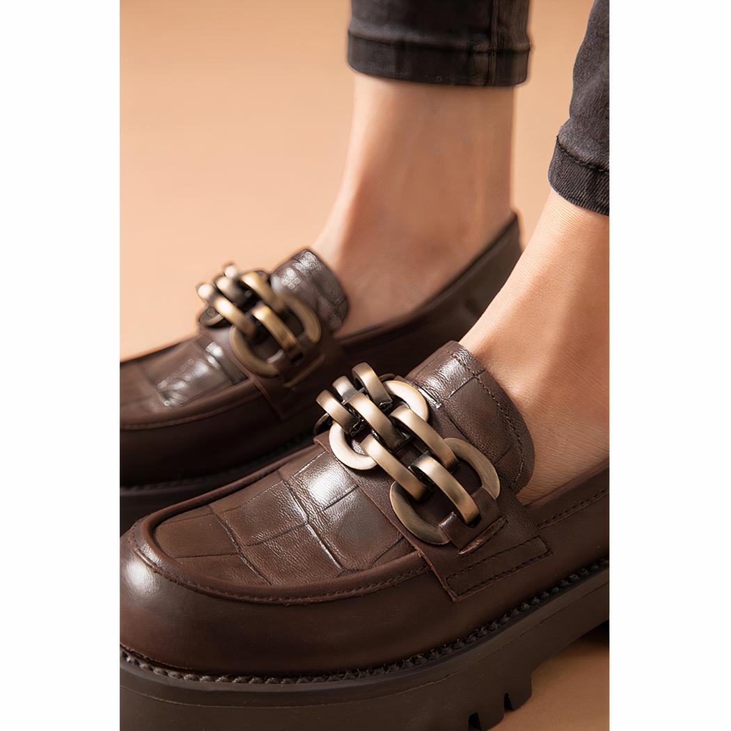 Mocassins en cuir avec une chaîne en métal pour femme