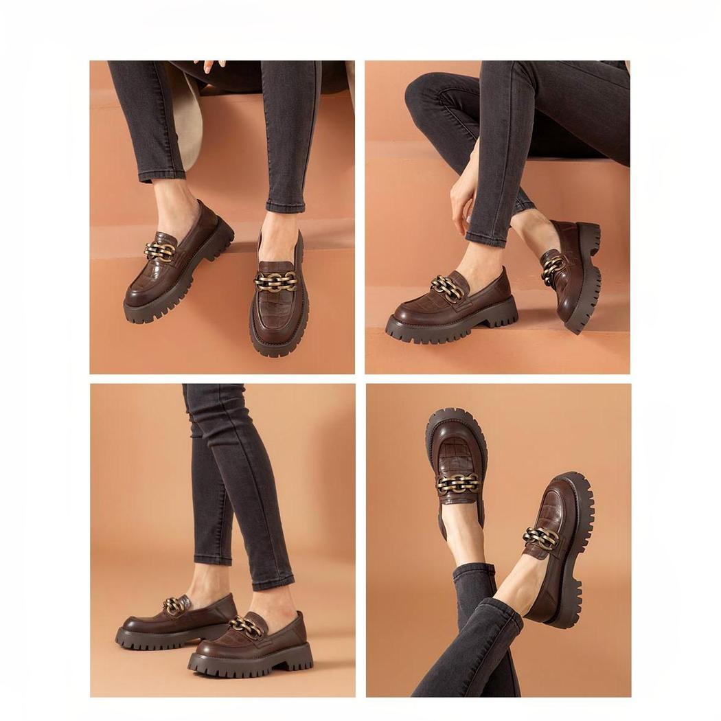 Mocassins en cuir avec une chaîne en métal pour femme