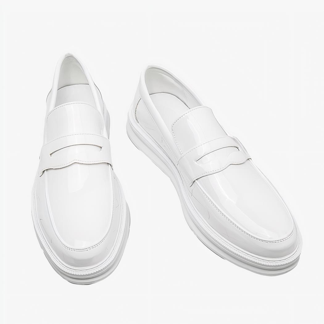 Mocassins en cuir synthétique du style formel en blanc pour hommes avec un fond à carreaux