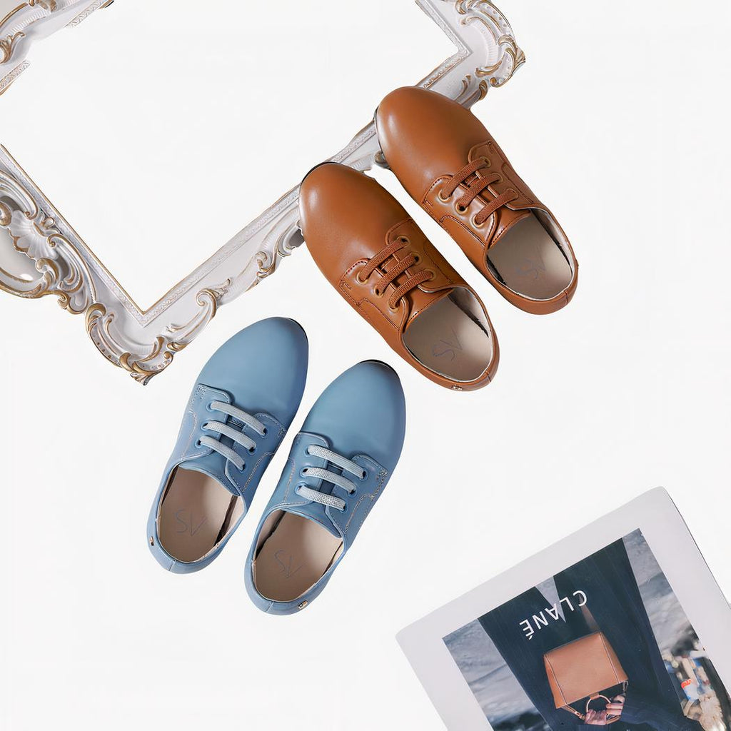 Mocassins à enfiler en cuir synthétique pour garçons marron et bleu avec un fond un poster et un mirroir
