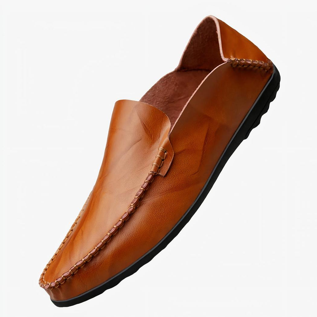 Mocassin en cuir marron poser de biais