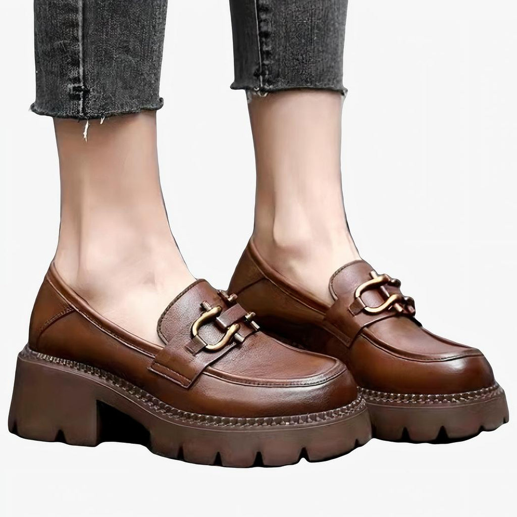 Mocassins en cuir du style rétro pour femmes avec un fond gris