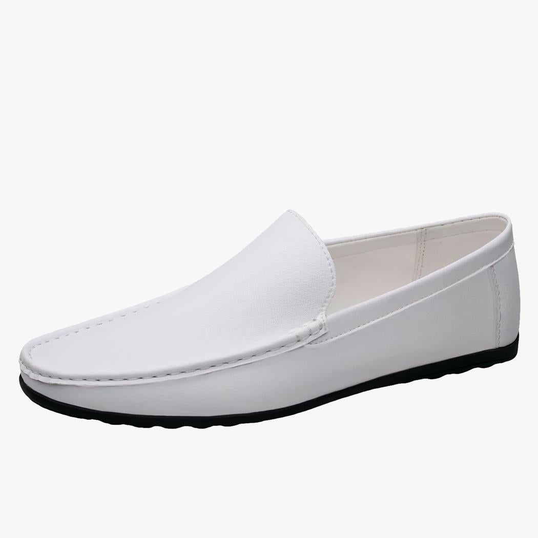 Mocassin blanc en cuir avec une semelle noire poser sur un fond blanc