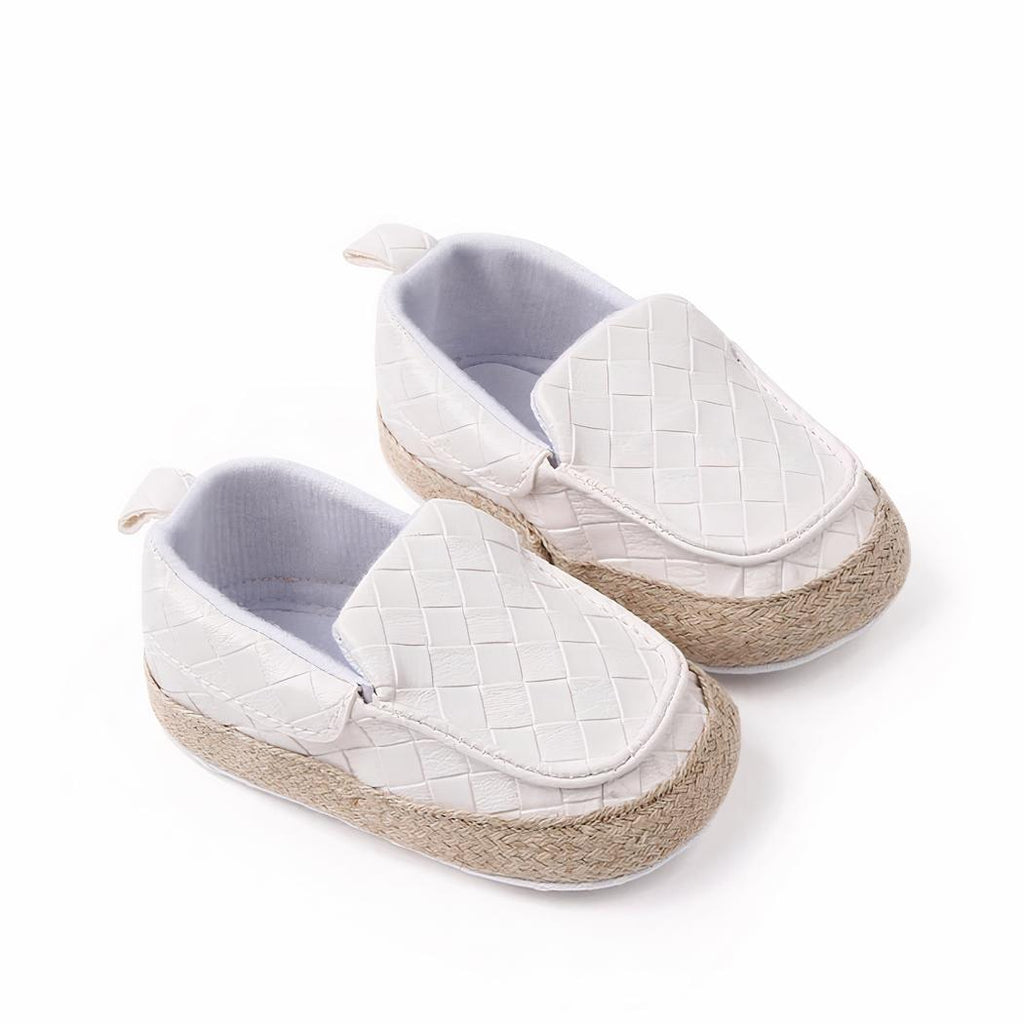 Sur fond blanc, paire de mocassin marrons à bout carré avec lanières de cuir tressées sur le dessus et de la corde beige autour du chaussant