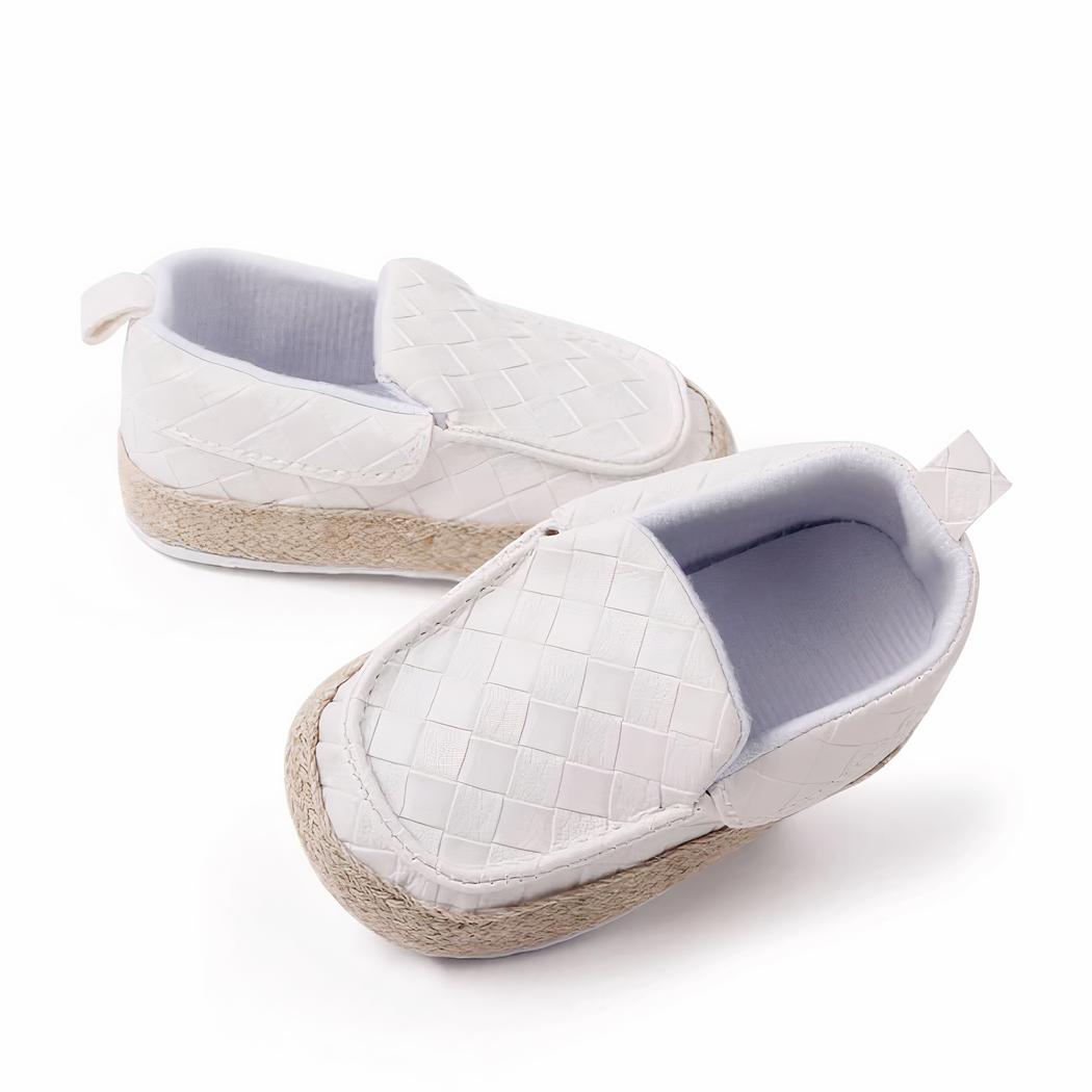 Un mocassin bleu à bout carré avec lanières de cuir tressées sur le dessus et de la corde beige autour du chaussant