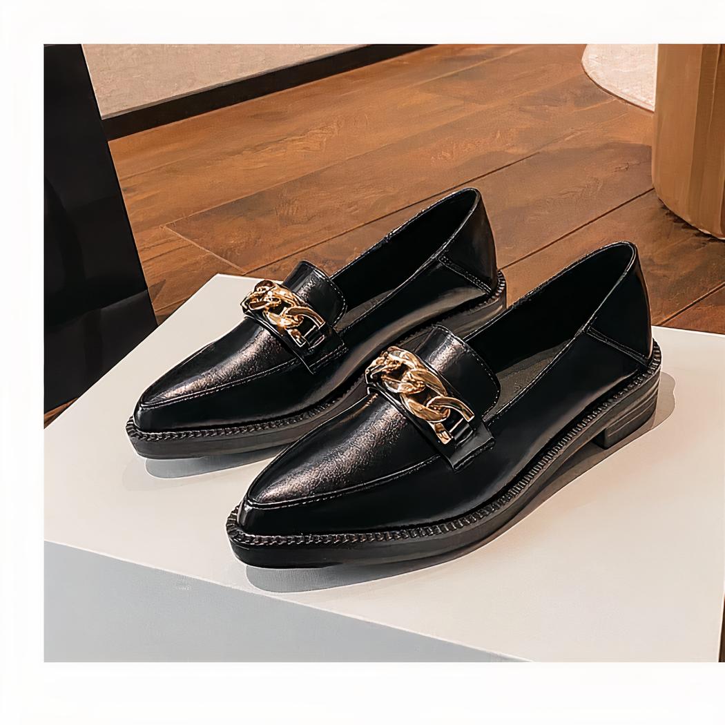 Mocassins en cuir verni à bout pointu avec chaîne