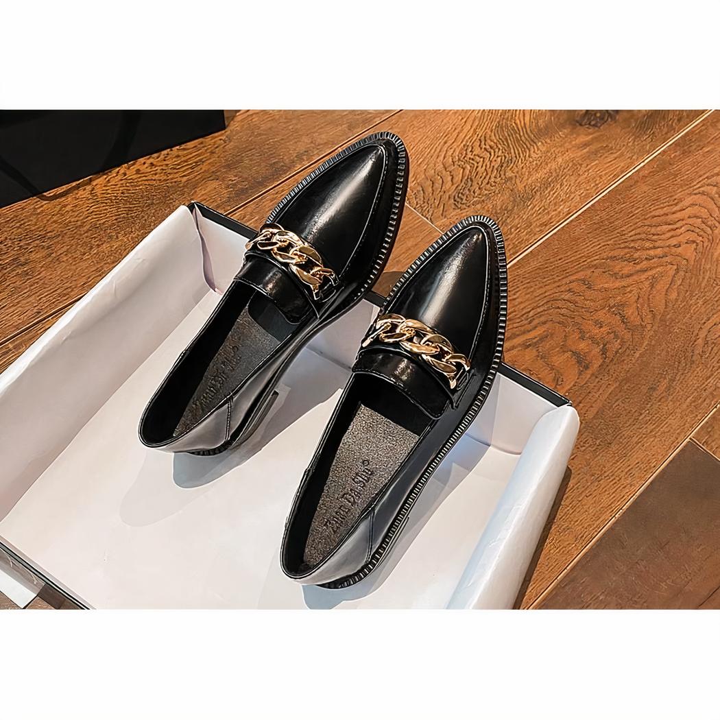 Mocassins en cuir verni à bout pointu avec chaîne